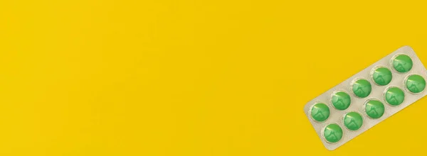 Баннер Зелеными Таблетками Желтом Фоне Рекламные Препараты Аптеки Концепции Здоровья — стоковое фото