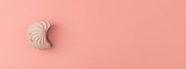 Pembe arka planda pembe marşmelov afişi. Minimalizm ve monokrom