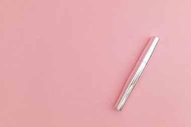 Pembe arka planda Mascara