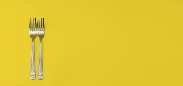 Banner Amarelo Com Garfos Comida Close Catering Minimalista Copyspace — Fotografia de Stock
