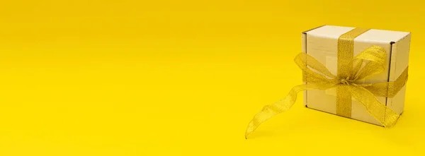 Žlutý Prapor Pestrobarevnou Dárkovou Krabičkou Sváteční Koncept — Stock fotografie