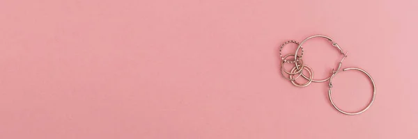 Rózsaszín Banner Arany Ékszerekkel Ékszerbolt Reklám — Stock Fotó