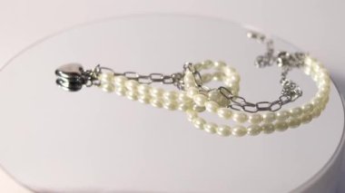 İncili zincir dönüp duruyor.