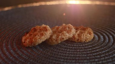 Susamlı bisküvi almak, sağlıklı yemek.