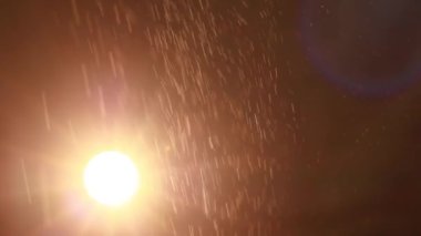 Arkadaki ışıkta toz uçuyor. 