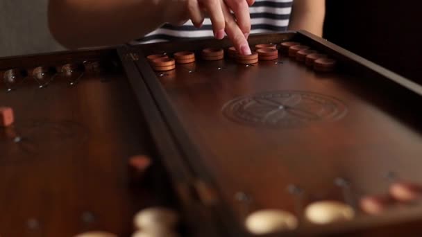 Chica Jugando Backgammon — Vídeos de Stock