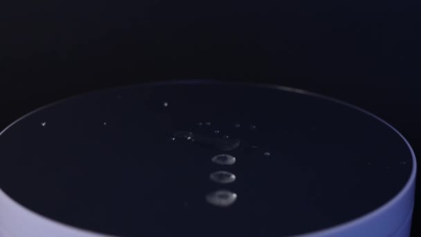 飞溅的水滴滴在旋转的玻璃表面上 — 图库视频影像
