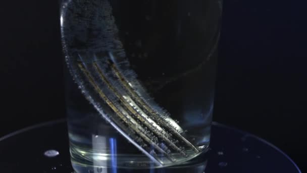 泡のあるガラスの中のフォーク — ストック動画