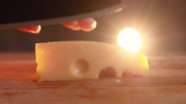 Den Käse Mit Einem Küchenmesser Scheiben Schneiden — Stockvideo