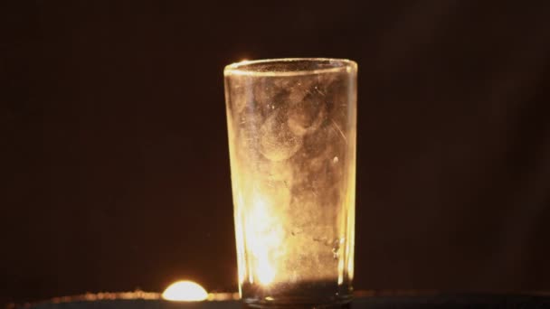 Ένα Βρώμικο Ποτήρι Στέκεται Στο Φως — Αρχείο Βίντεο
