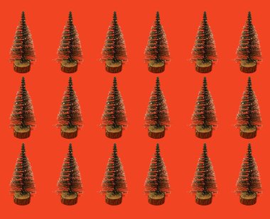 Kırmızı arkaplan kolajında Noel ağaçları