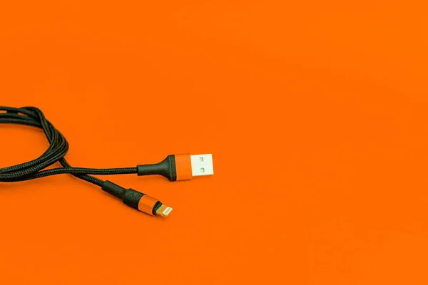 Cable Usb Está Fondo Naranja —  Fotos de Stock
