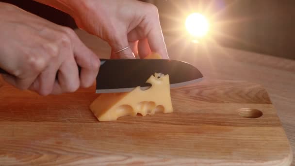 女の子がナイフでチーズをスライス — ストック動画