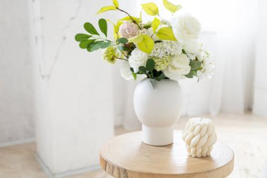 İç kısımda beyaz balmumu hasır mum var.