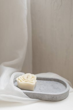 Çiçek şeklinde beyaz balmumuyla mumlar.