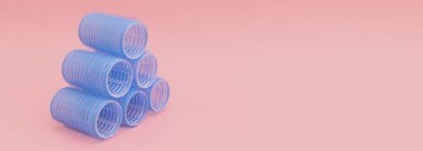 Pembe arka planda saç bigudileri, afiş