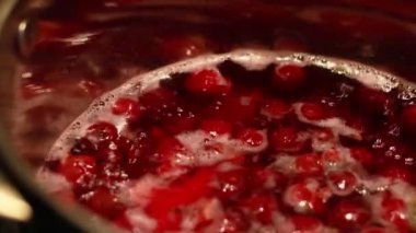 Böğürtlenli su kaynıyor. 