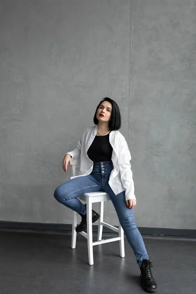 Žena Bílé Košili Sedí Židli — Stock fotografie