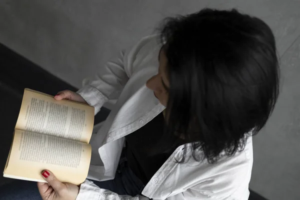 Mulher Camisa Branca Está Folheando Livro — Fotografia de Stock