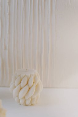 İç kısımda beyaz mumlar.