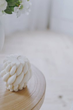 İç kısımda bir hasır mum.