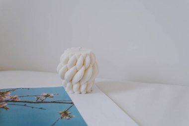 İç kısımda bir hasır mum.