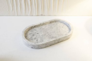 Beton mum tutacağı odada.