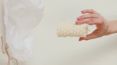 Kız beyaz mum koyar, dikey video