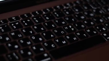 Dizüstü bilgisayar klavyesi, yavaş çekim, yatay görünüm