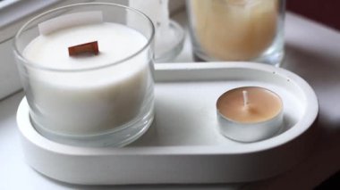 Mumlar pencerenin yanındaki tezgahta.