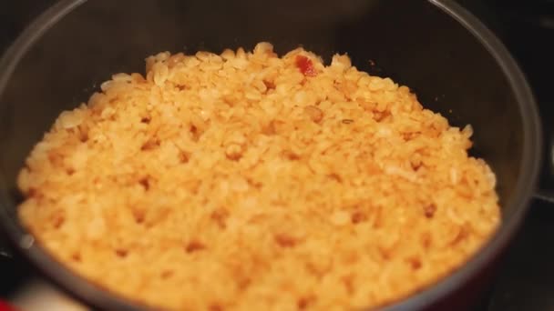 Bulgur Μαγειρεμένα Μια Κατσαρόλα Οριζόντια Βίντεο — Αρχείο Βίντεο