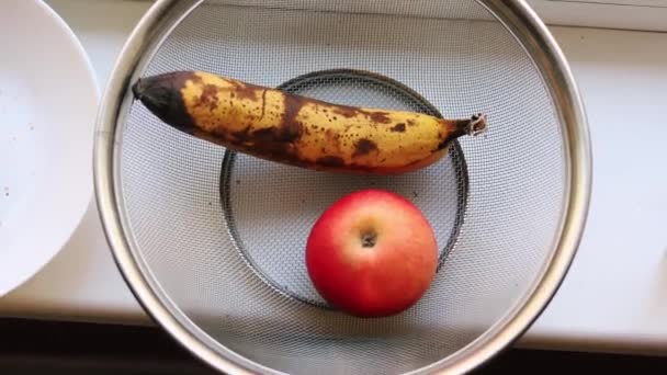こぼれたバナナと熟したリンゴ トップビュー — ストック動画