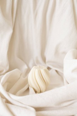 Balmumu hasır mum kumaşın üzerinde yatıyor.