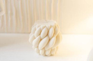 Masanın üzerinde farklı beyaz mumlar duruyor.