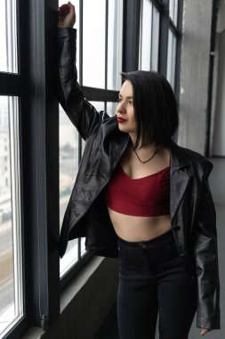 Kısa saçlı ve deri ceketli bir kız.