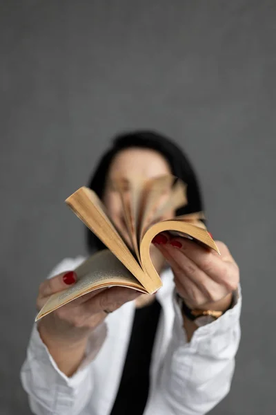 Egy Fehér Inges Piros Ajkakkal Átlapozza Egy Könyv Lapjait — Stock Fotó