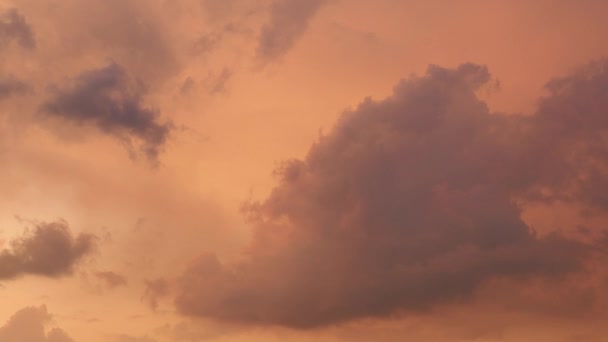 오렌지색 구름이 하늘을 가로질러 떠오릅니다 — 비디오