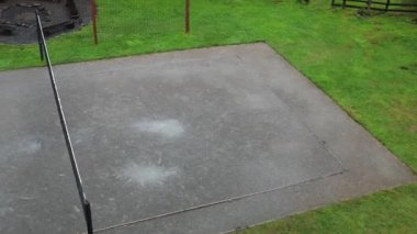 Voleybol için oyun alanı, etrafında yeşil çimenler.