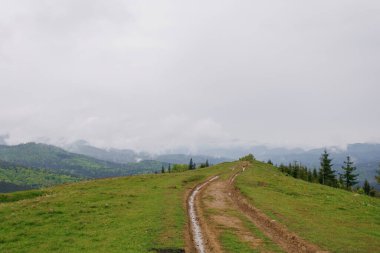 Sisteki dağlar, çamurlu yollar