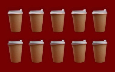 Kırmızı arka planda beyaz kapaklı kağıt bardak, kolaj