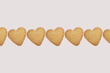 Beyaz arka planda kalp şeklinde kurabiyeler, kolaj.