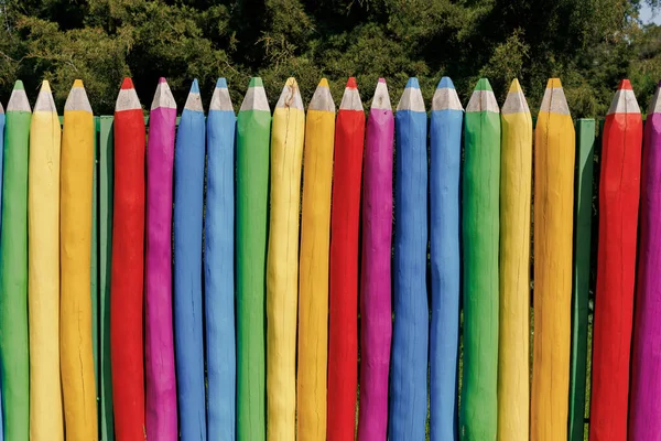 Büyük renkli kalemler şeklinde parlak çitler.