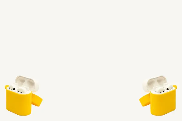 Beyaz Arkaplanda Kablosuz Kulaklıklı Bir Kolaj — Stok fotoğraf