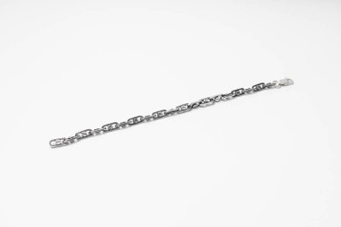 Beyaz zemin üzerinde gümüş zincir, konu makro fotoğraf