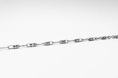 Beyaz zemin üzerinde gümüş zincir, konu makro fotoğraf