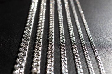 Siyah arka planda duran gümüş zincirler, konu fotoğrafçılığı.