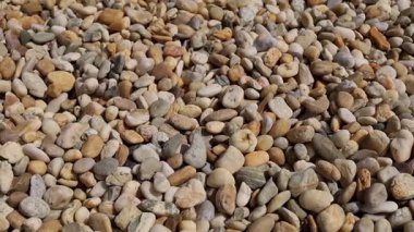 Denizde çakıl taşları 