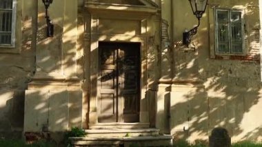 Gölgelerde terk edilmiş eski bir bina.