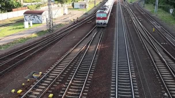 Zügig Bewegt Sich Der Zug Über Die Gleise — Stockvideo