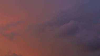 Koyu renkli, fırtınalı bir gökyüzü